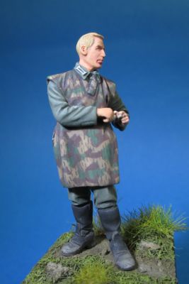 S2KW078 - German soldier in cammo apron 1